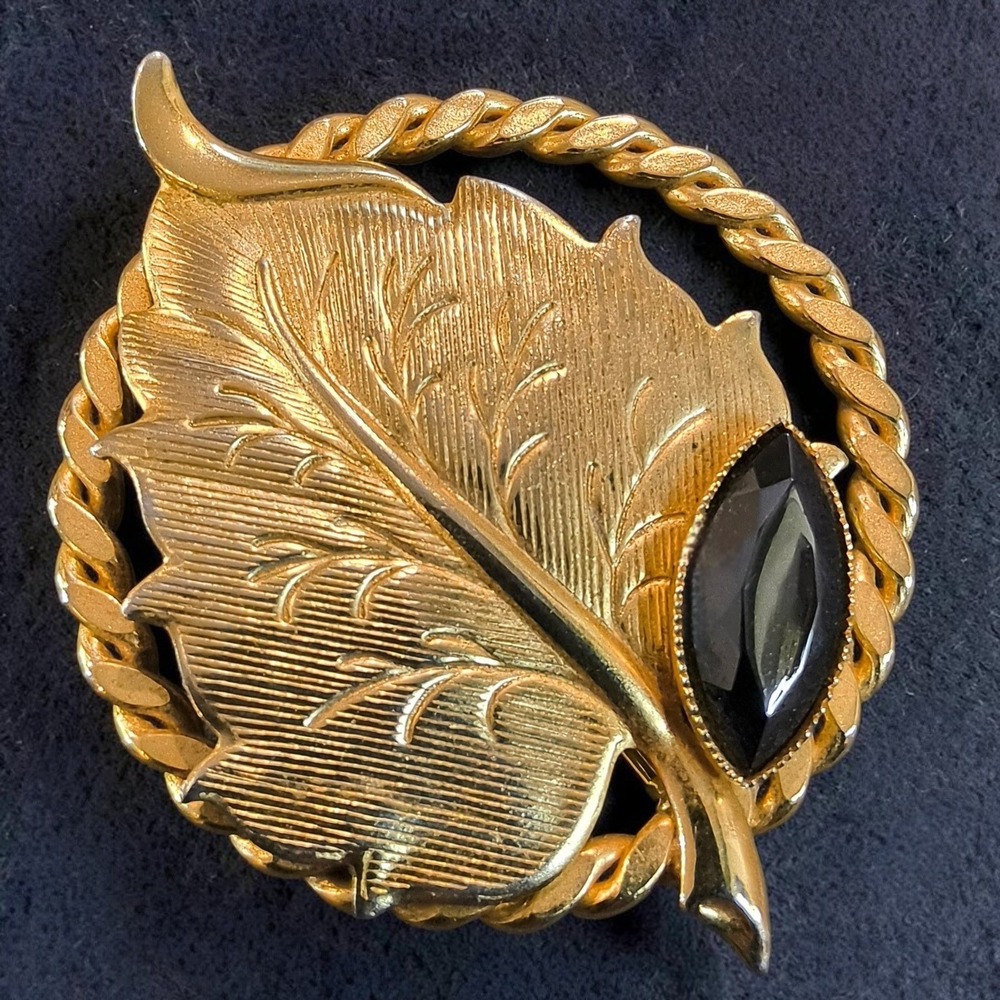 Vintage 1940s-1950s Gold Tone Leaf & Black Glass Marquise Brooch